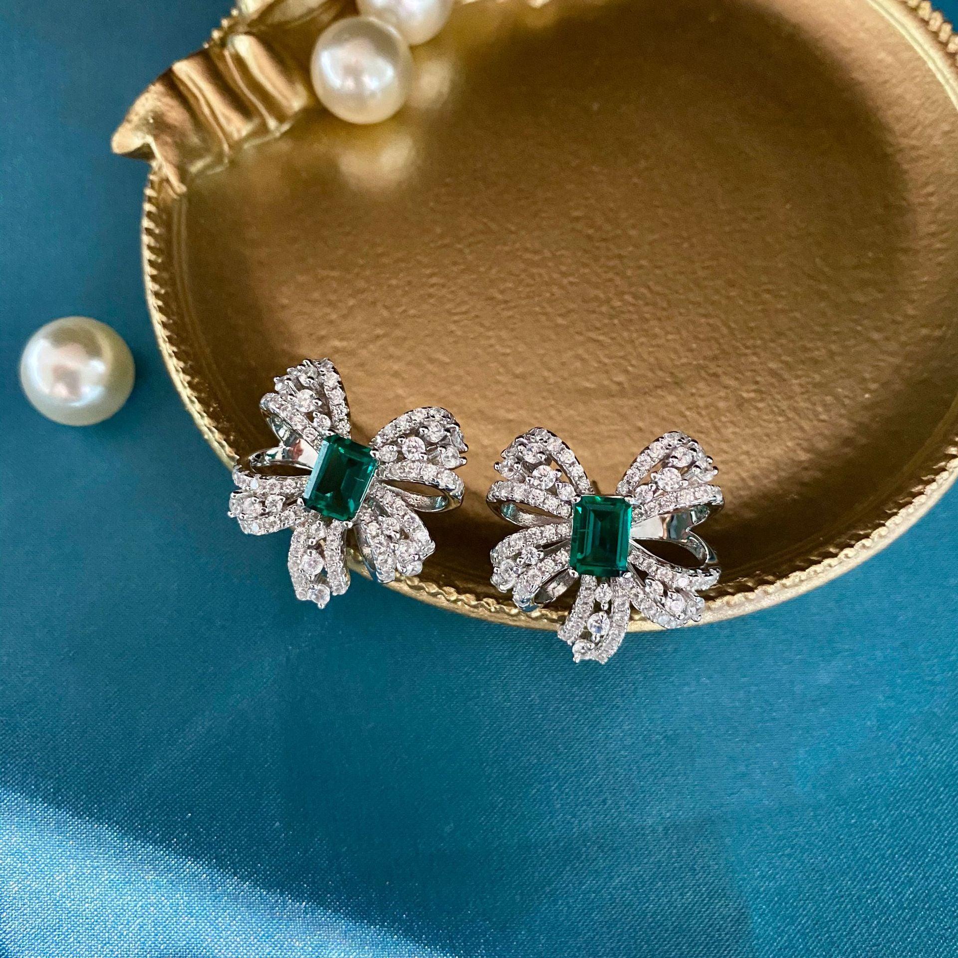 أقراط فراشة الزمردEarringsمجوهرات ميون