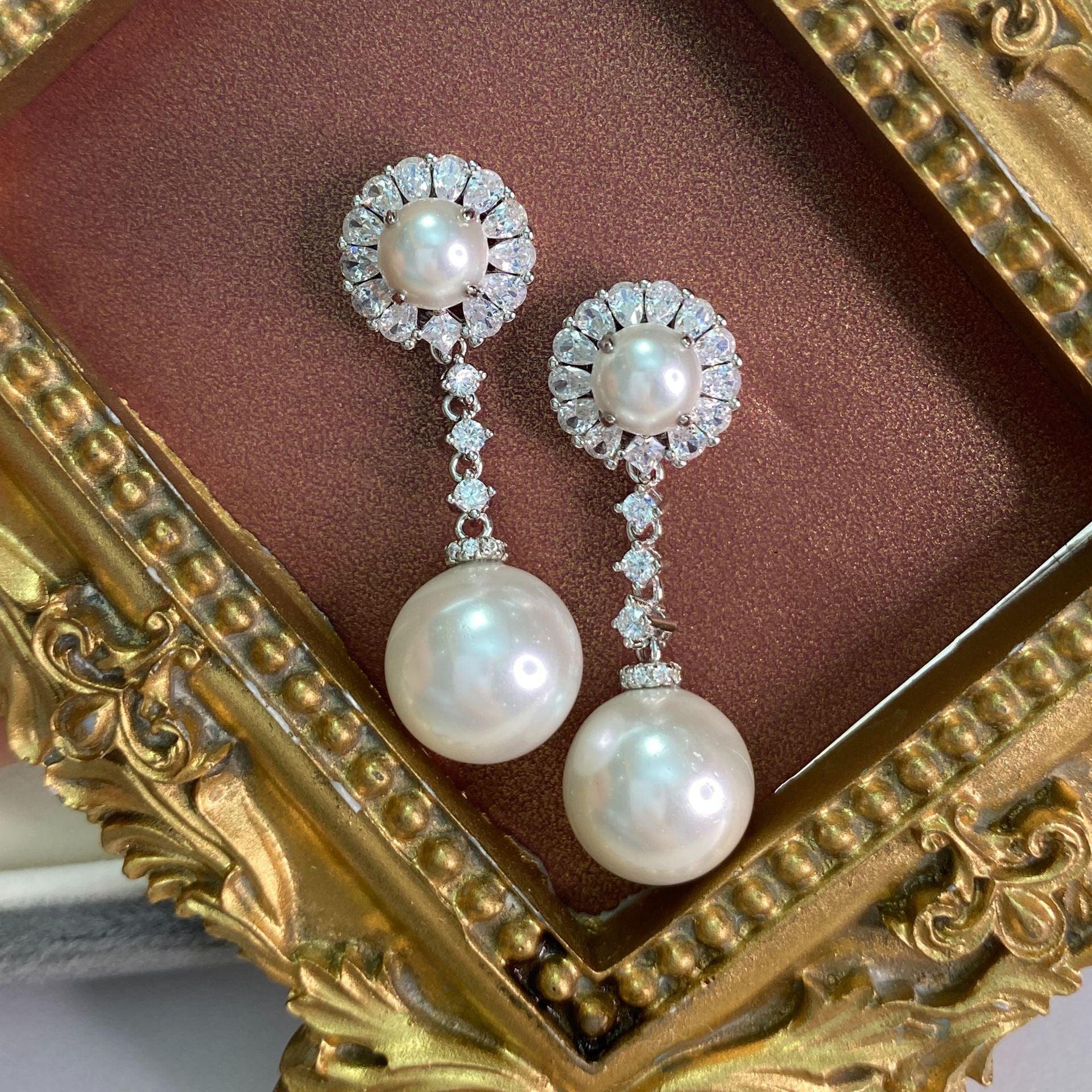 أقراط مرصعة بالألماس و اللؤلؤEarringsمجوهرات ميون