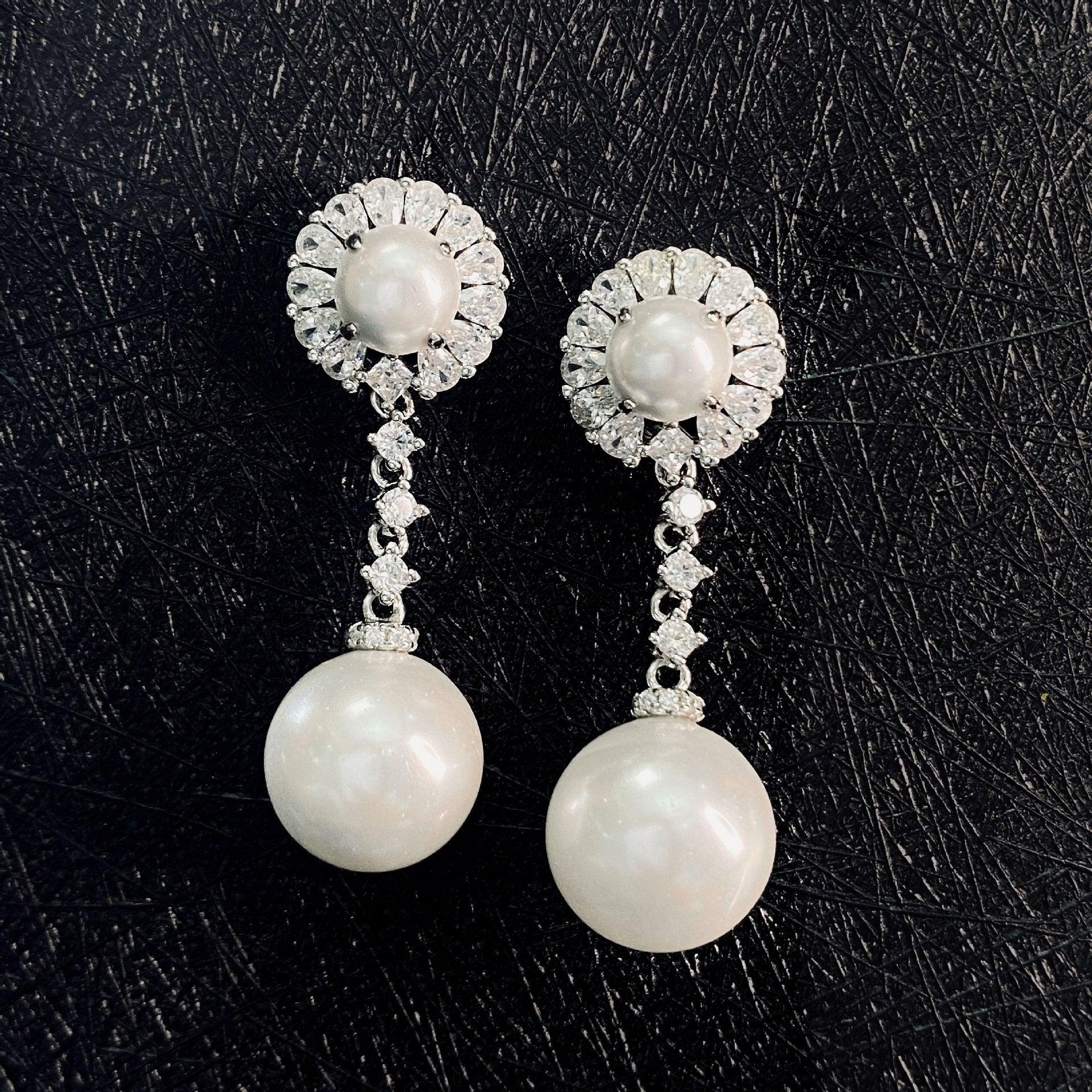 أقراط مرصعة بالألماس و اللؤلؤEarringsمجوهرات ميون