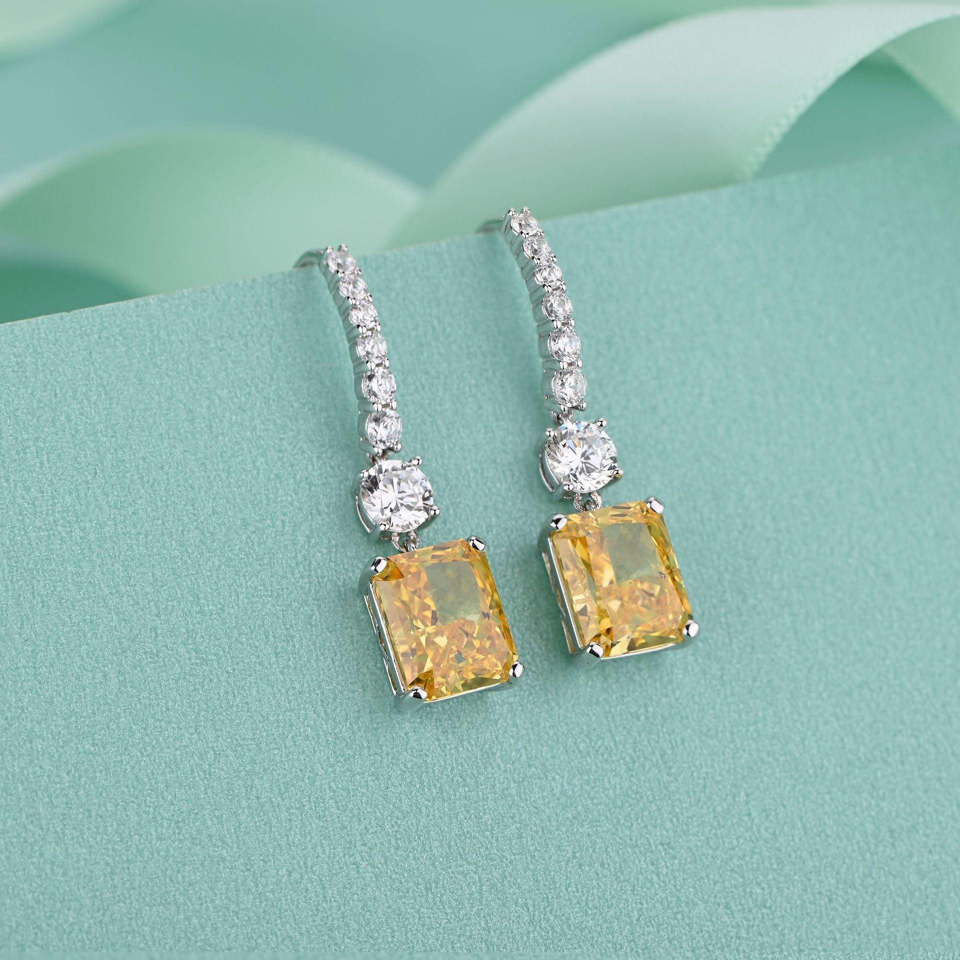 أقراط مستطيلة بماسة صفراءEarringsمجوهرات ميون