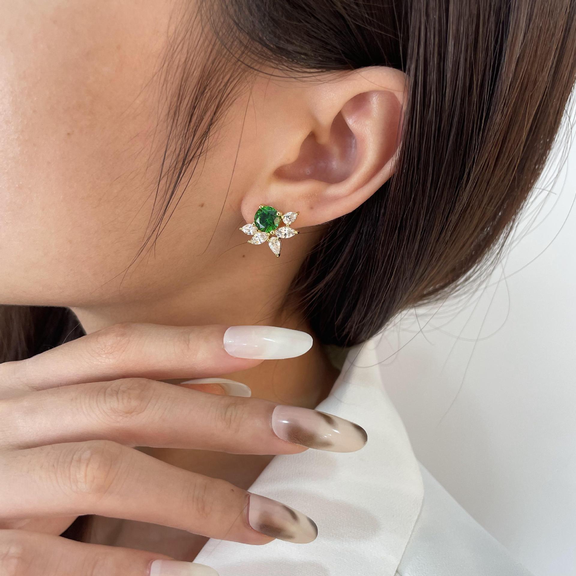 أقراط مرصعة بالألماس من الزمردEarringsمجوهرات ميون