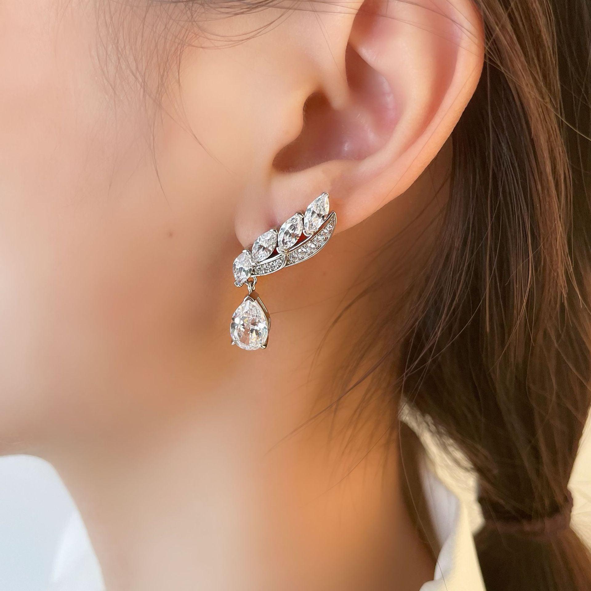 أقراط ألماس بتصميم الريشEarringsمجوهرات ميون