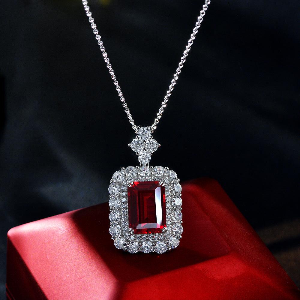 قلادة فضية من الياقوت الفاخر مرصعة بالماسNecklacesمجوهرات ميون