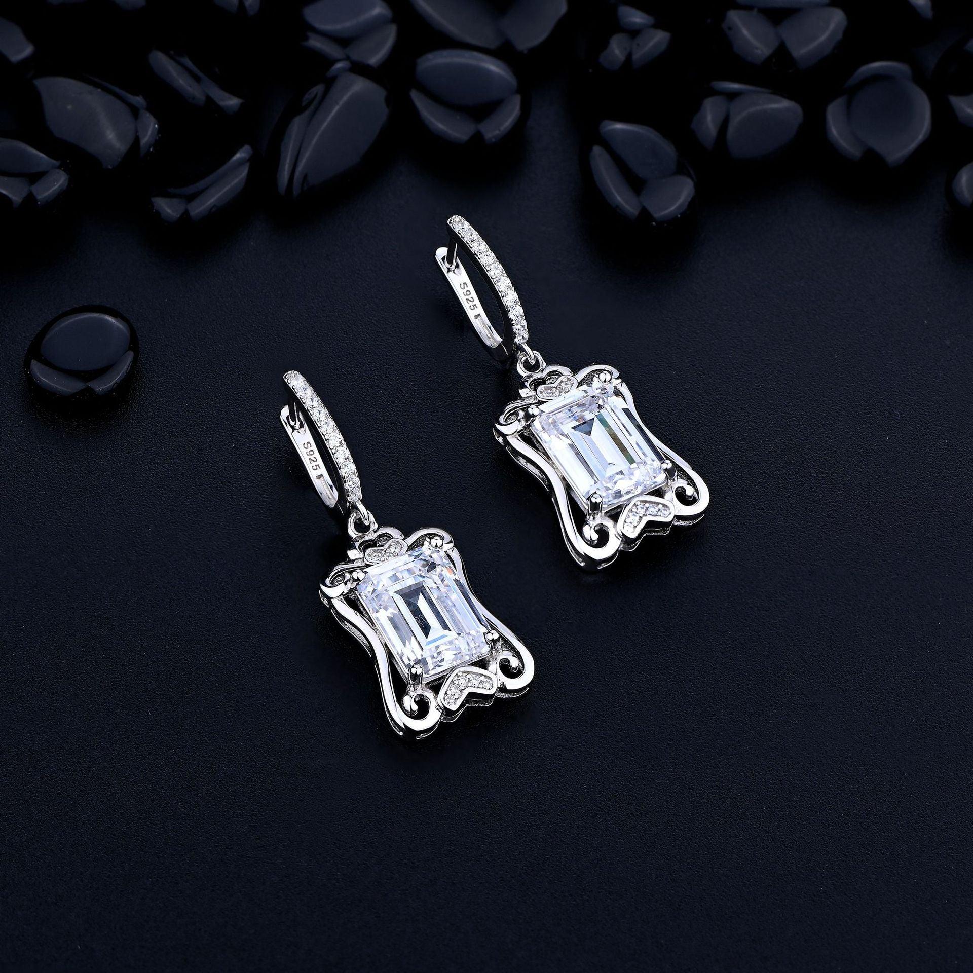 قرط ماسي بتصميم هندسي عتيقEarringsمجوهرات ميون