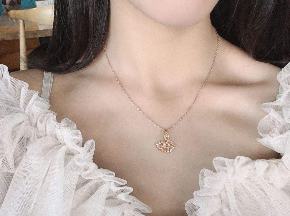 قلادة البجعة البيضاء من الفضة الإسترلينيNecklacesمجوهرات ميون