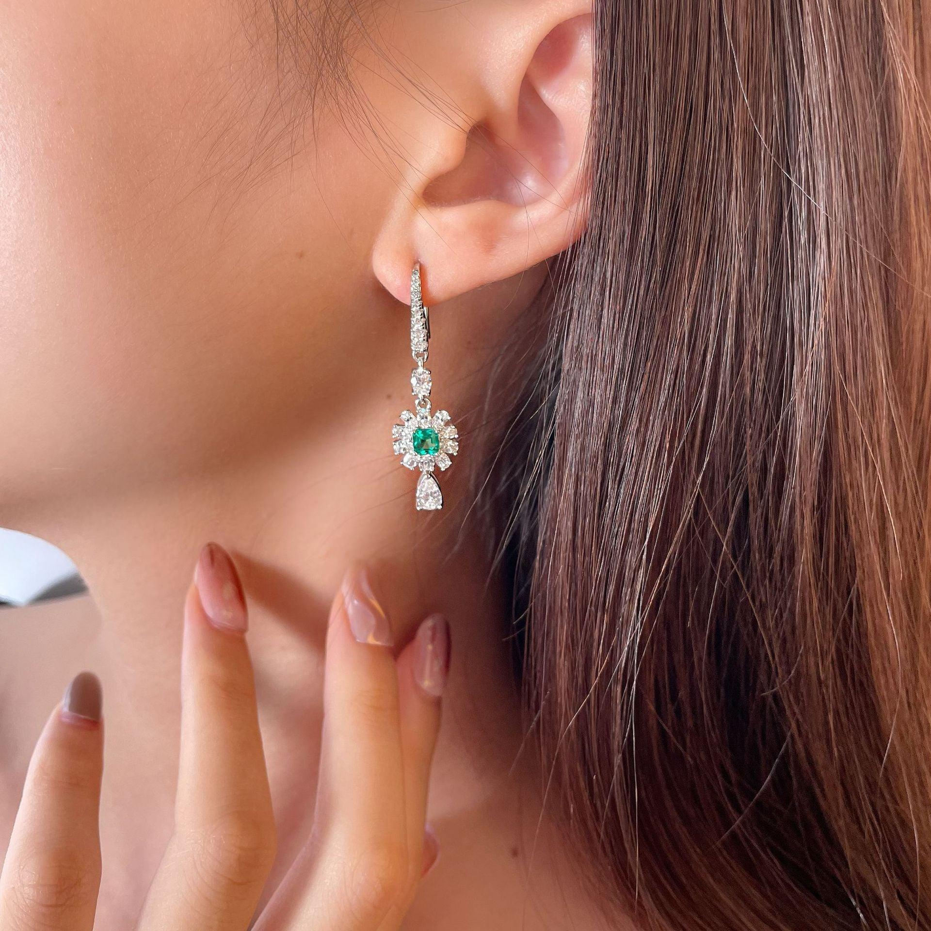 أقراط مرصعة بالألماس و الزمردEarringsمجوهرات ميون