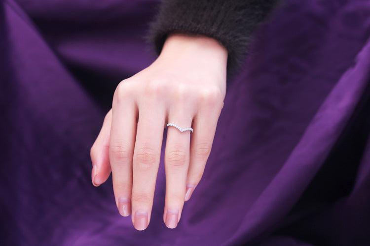خاتم فضة بسيط على شكل حرف V مرصع بالماسRingsمجوهرات ميون