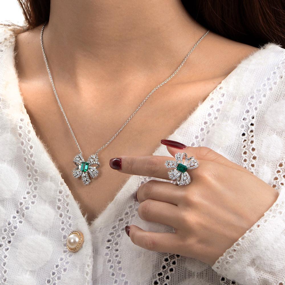 قلادة فراشة الزمردNecklacesمجوهرات ميون