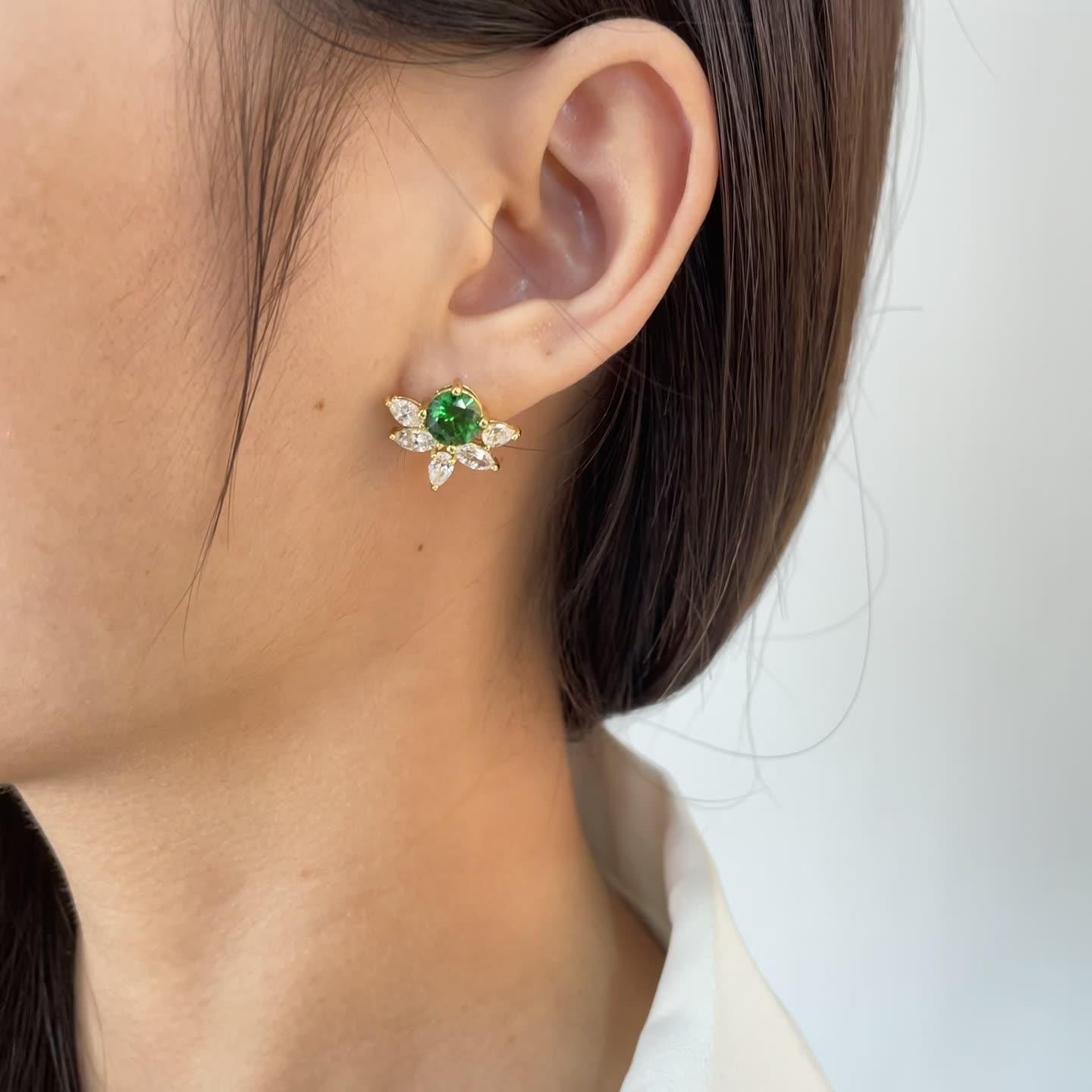 أقراط مرصعة بالألماس من الزمردEarringsمجوهرات ميون