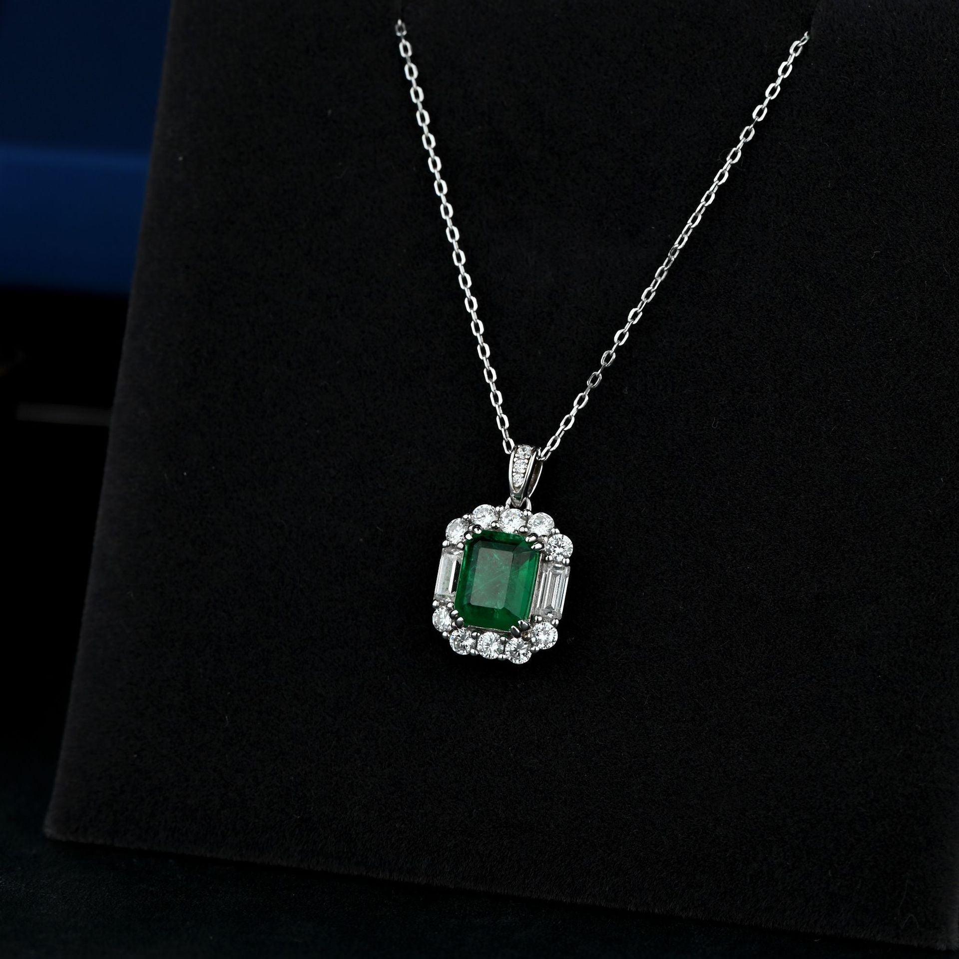 قلادة مربع الزمردNecklacesمجوهرات ميون