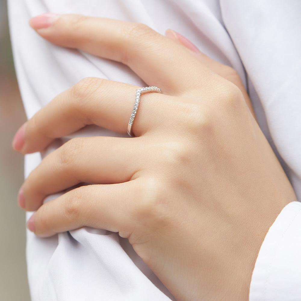 خاتم فضة بسيط على شكل حرف V مرصع بالماسRingsمجوهرات ميون
